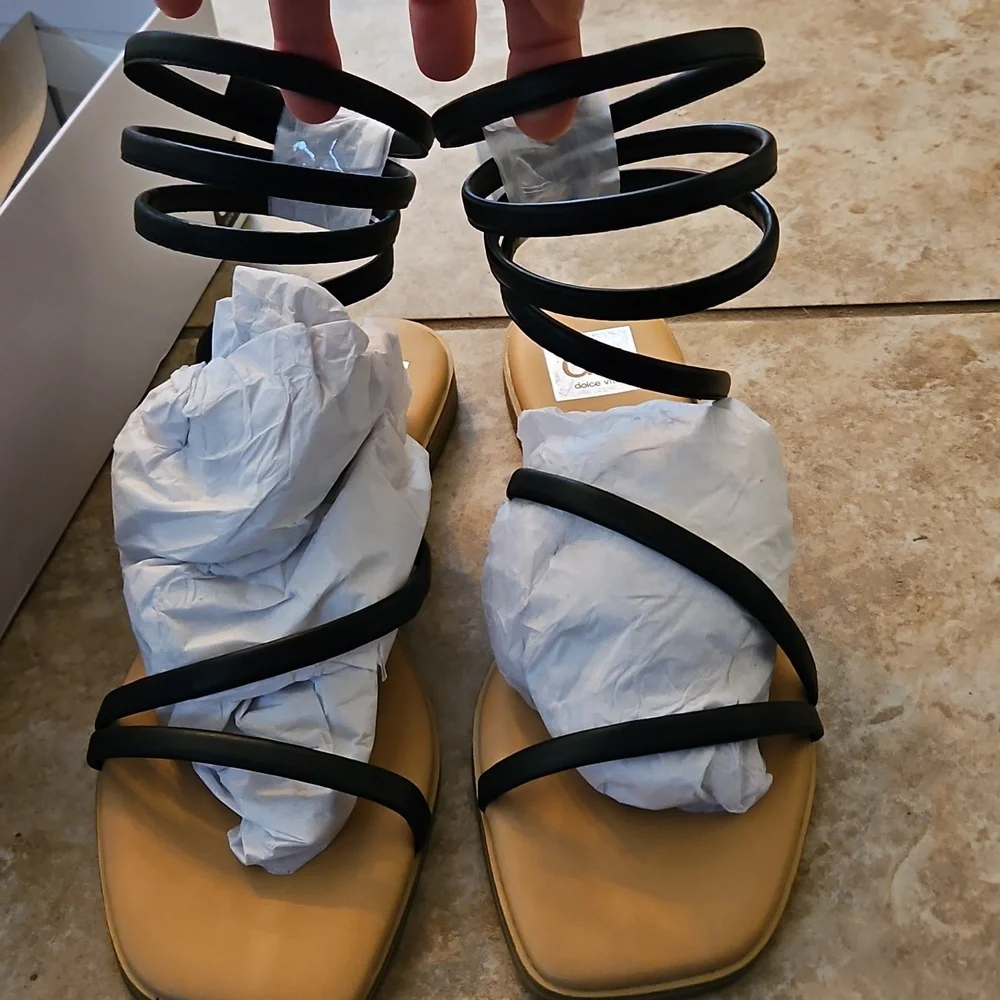 DV by Dolce Vita Women's Black Gladiator Sandals. 8.5 - Picture 2 of 6